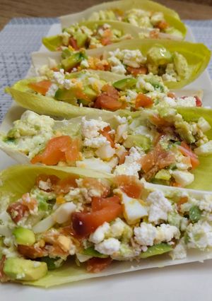 Una foto de Endivia rellena de salmón y queso de rulo