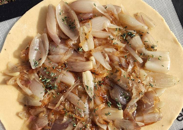 Comment Cuisiner Tarte fondante aux échalotes