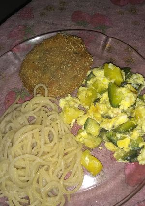 Una foto de Medallón de berenjena, zapallitos revueltos y fideo con manteca