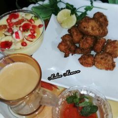 A picture of Popcorn chicken lab e shiree with chaey.