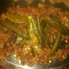 A picture of Masala Bharwa Bhindi with Roti.