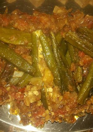 A picture of Masala Bharwa Bhindi with Roti.