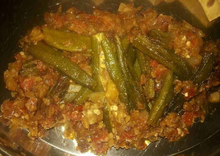 Masala Bharwa Bhindi with Roti