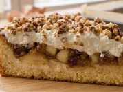 Una foto de tarta de manzana nuez y canela