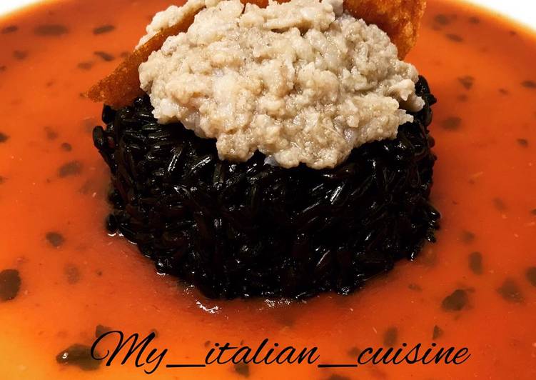 Riso nero integrale con ragù di cicale di mare su bisque al pomodoro