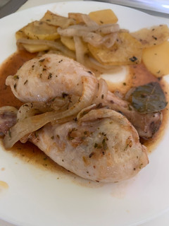 Una foto de Muslitos de pollo al horno con patatas a las hierbas provenzales