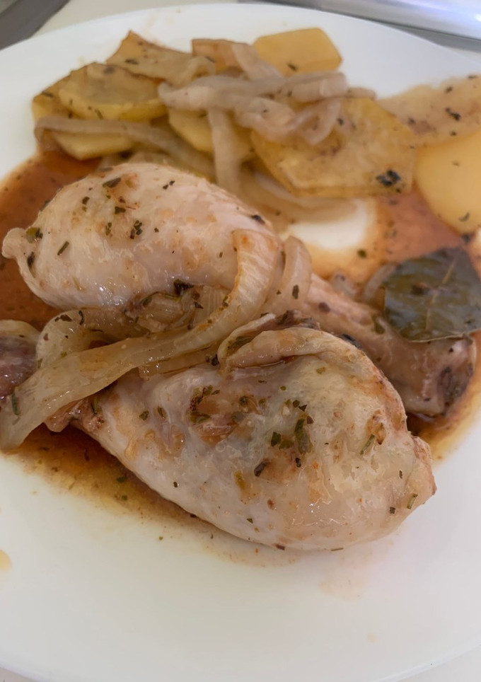 Una foto de Muslitos de pollo al horno con patatas a las hierbas provenzales