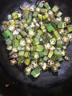 வெண்டைக்காய் பொரியல் (bhindi) (Vendaikkaai poriyal Recipe in Tamil) செய்முறை முக்கிய புகைப்படம்