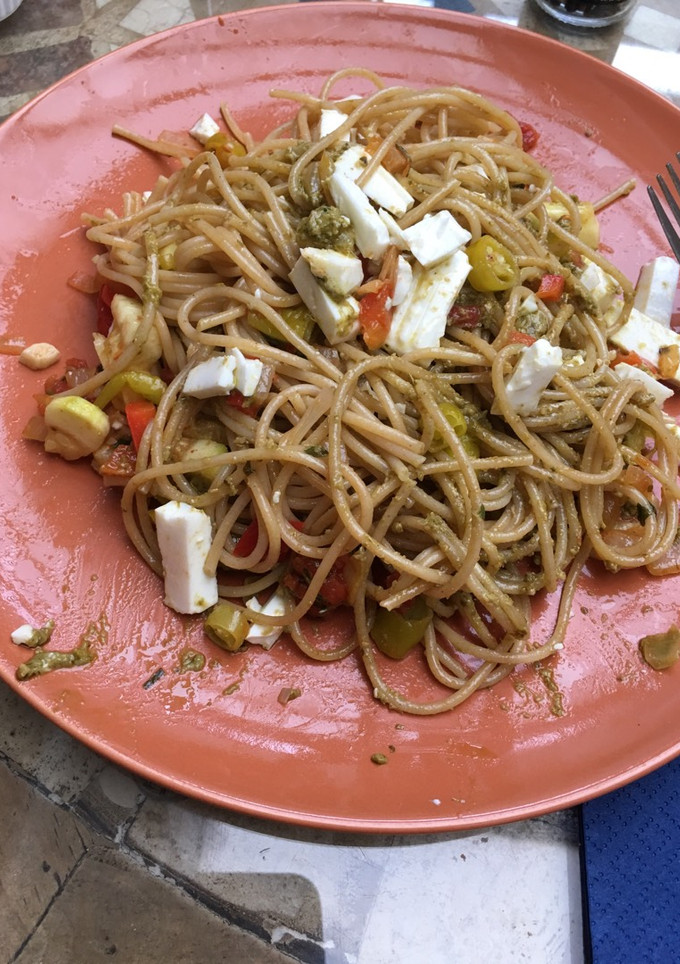 Una foto de Espaguetis integrales con verduras