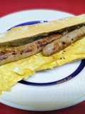 Bocadillo de tortilla francesa con longanizas y ajoaceite