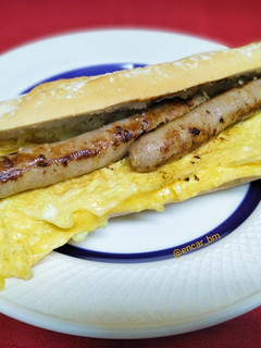 Una foto de Bocadillo de tortilla francesa con longanizas y ajoaceite