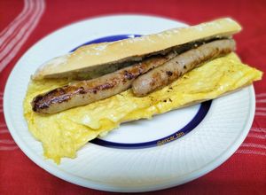 Foto principal de Bocadillo de tortilla francesa con longanizas y ajoaceite