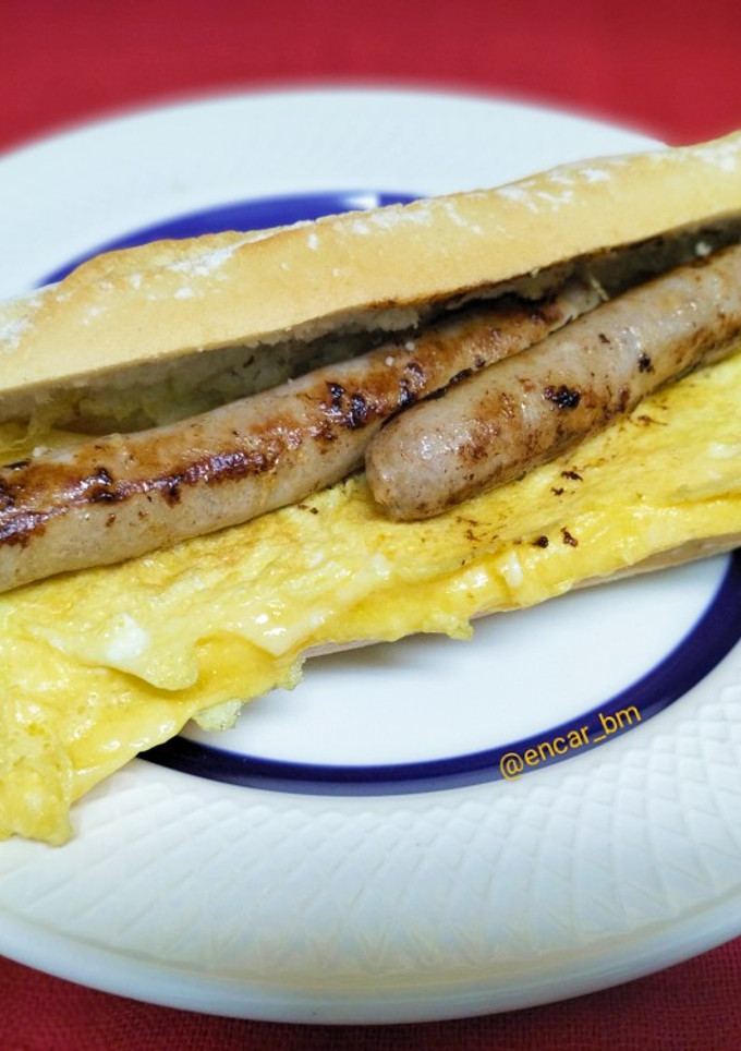 Una foto de Bocadillo de tortilla francesa con longanizas y ajoaceite