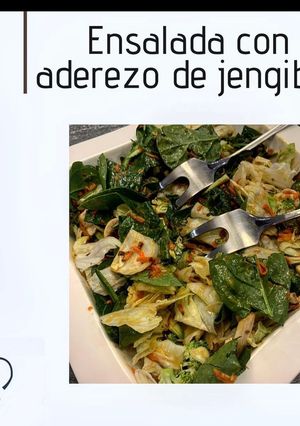 Una foto de Ensalada con aderezo de jengibre