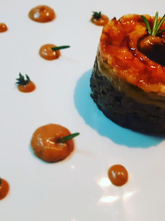 Una foto de Cremoso de carrillada con curry rojo y piña caramelizada