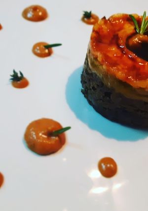 Una foto de Cremoso de carrillada con curry rojo y piña caramelizada