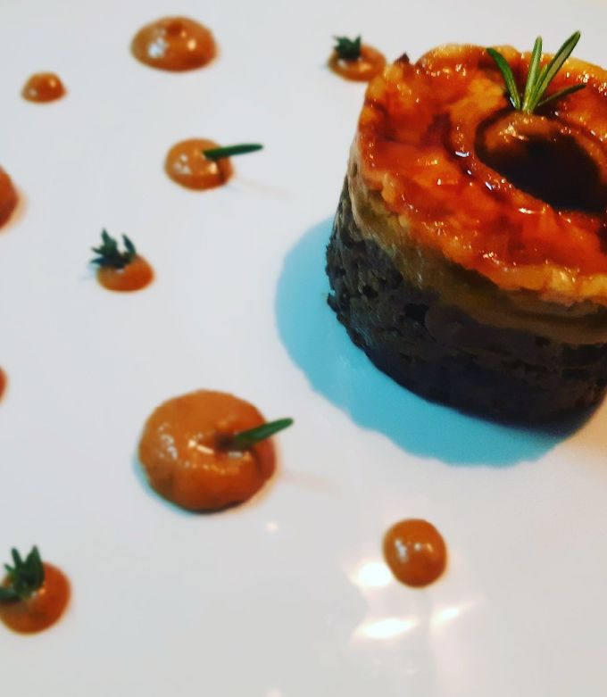 Foto principal de Cremoso de carrillada con curry rojo y piña caramelizada