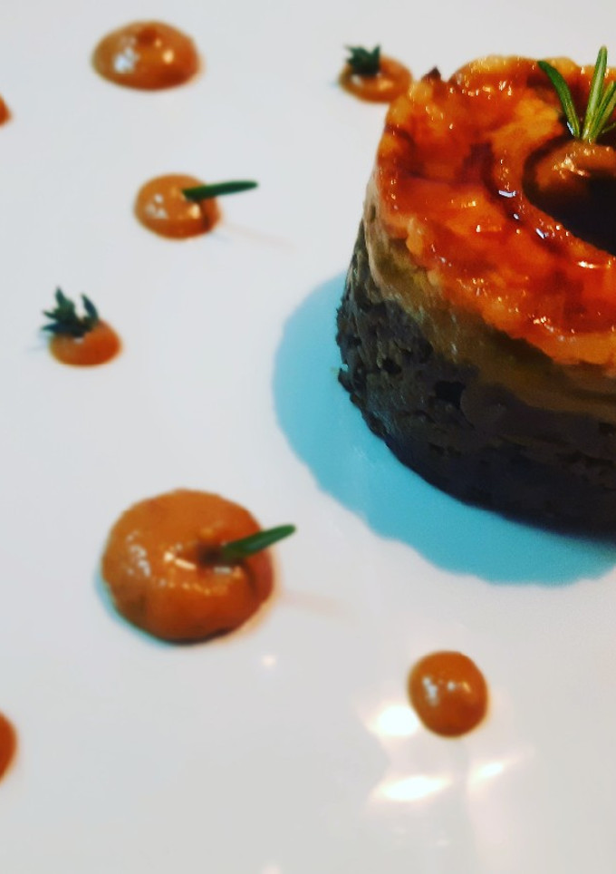 Una foto de Cremoso de carrillada con curry rojo y piña caramelizada