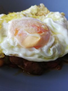Una foto de Pisto con huevo frito