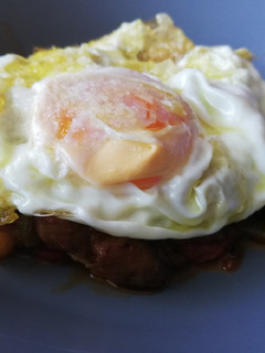 Una foto de Pisto con huevo frito