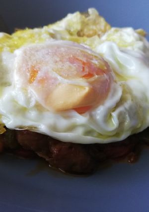 Una foto de Pisto con huevo frito