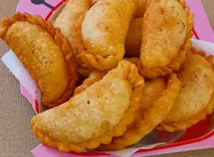 Una foto de Empanadas de Pollo, Verduras y Queso Cremoso