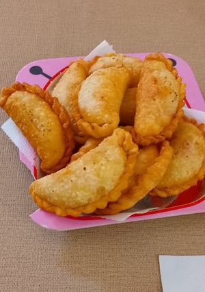Una foto de Empanadas de Pollo, Verduras y Queso Cremoso
