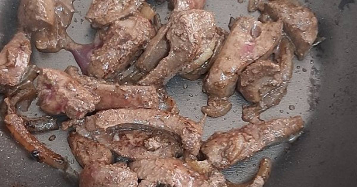 Fígado de frango frito com cebola e ervas