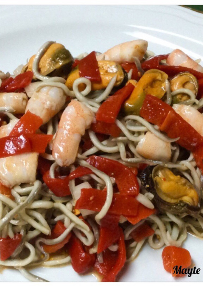 Una foto de Ensalada de gulas, langostinos, mejillones y piquillos