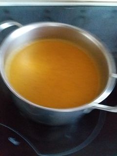 Una foto de Crema de calabacín con verduras y un hueso de jamón por el chef
