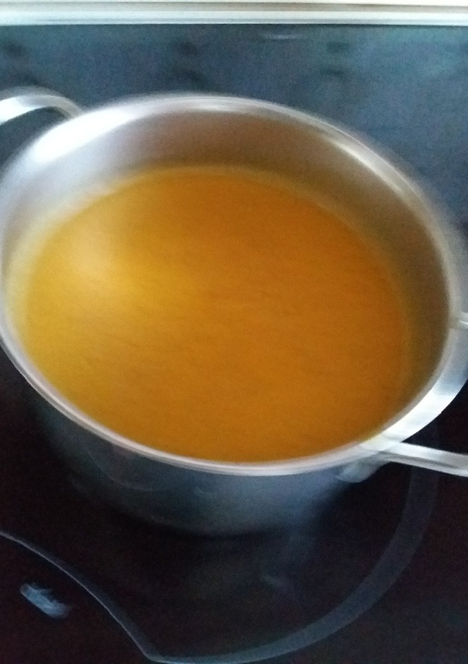 Una foto de Crema de calabacín con verduras y un hueso de jamón por el chef
