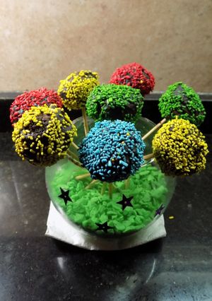 Una foto de Pops Cake arco iris (bolitas de bizcochuelo)