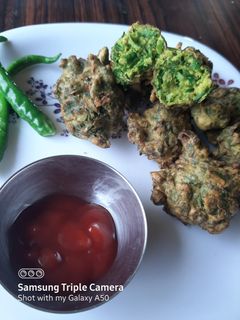 हरियाली पकोडा (hariyali pakoda recipe in marathi) रेसिपी चे मुख्य फोटो