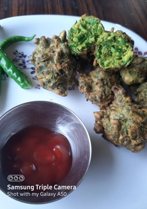 हरियाली पकोडा (hariyali pakoda recipe in marathi) रेसिपी चे मुख्य फोटो 