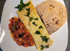 Una foto de Omeleta de huevo con Verdolagas, tocino y salsa de tomate tatemada