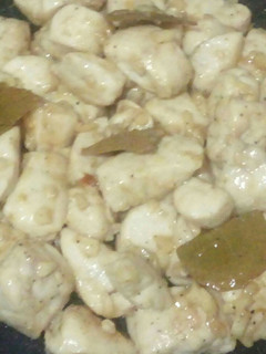 Una foto de Dados de pollo al ajillo picantes
