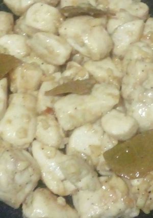 Una foto de Dados de pollo al ajillo picantes