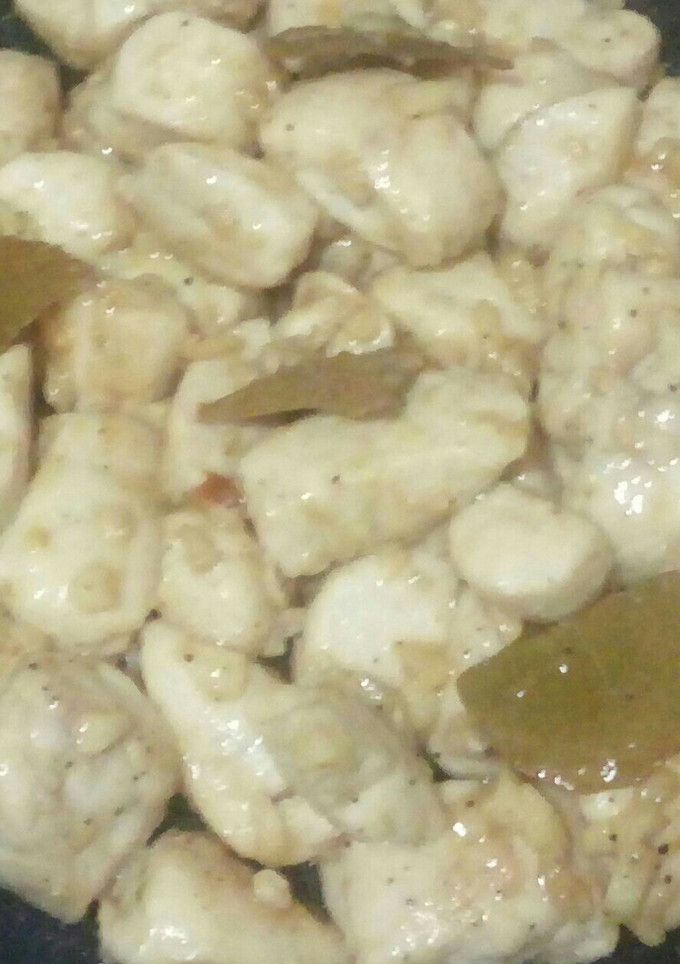 Una foto de Dados de pollo al ajillo picantes