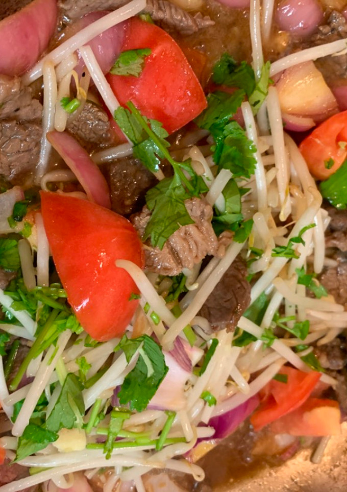 Una foto de Lomo saltado con brotes de soja