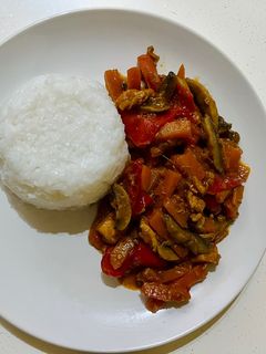 O poză a rețetei Pui cu legume în sos dulce-acrișor.