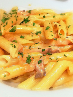 Una foto de Penne rigate con salmón ahumado