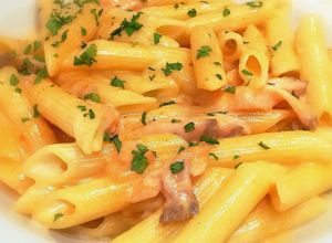 Una foto de Penne rigate con salmón ahumado