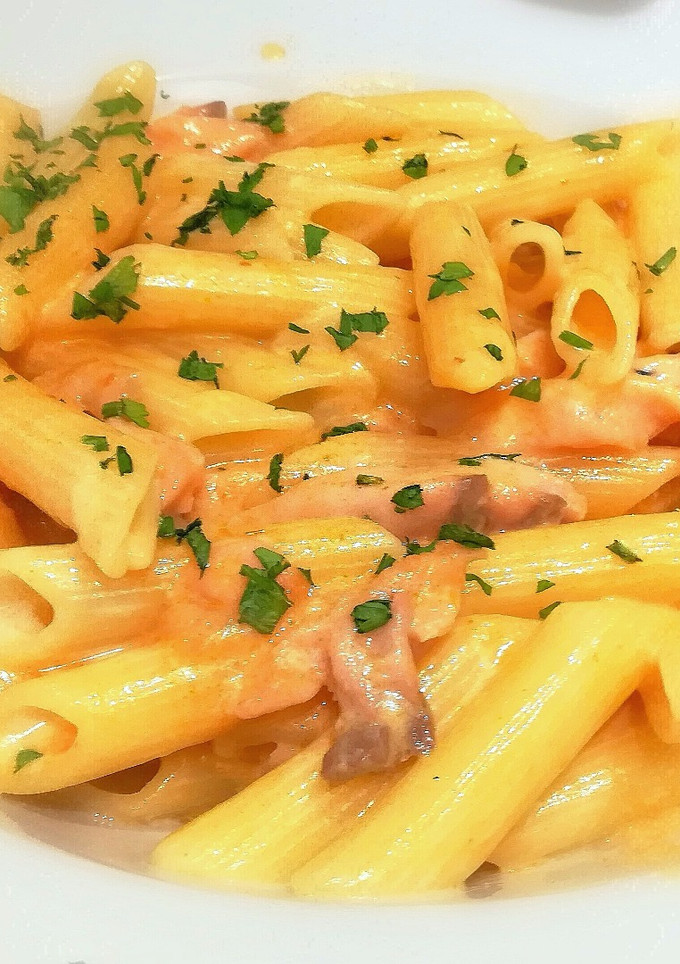 Una foto de Penne rigate con salmón ahumado