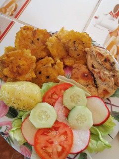 Una foto de Deliciosa pechuga asada acompañada de tostones y una ensalada