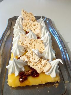 Une photo de Tarte au citron meringuée et noix de pécan caramélisées