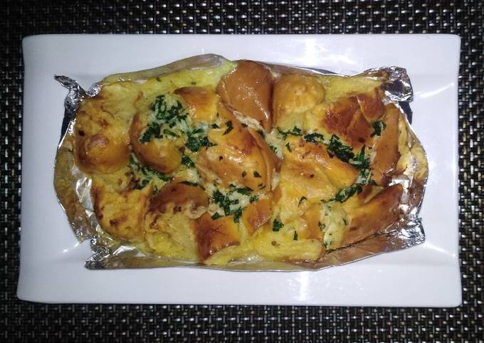 Quick snack: Garlic esaymada bread