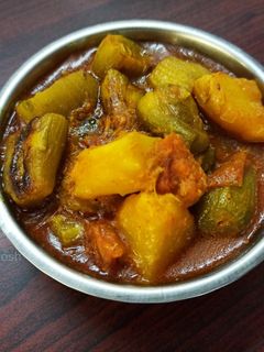 আলু পটলের তরকারি (aloo potoler torkari recipe in Bengali) রেসিপির প্রধান ছবি
