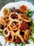 Anelli di totani con pane speziato e rucola