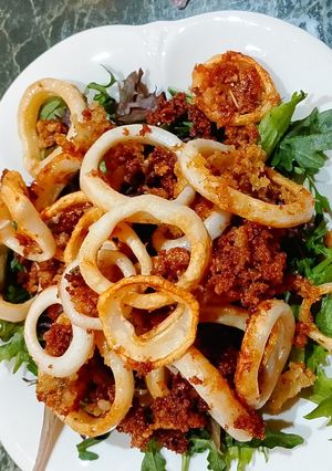 A picture of Calamari Rings with Spiced Breadcrumbs and Arugula.