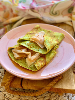 Una foto de Crepes salados de calabacín y albahaca
